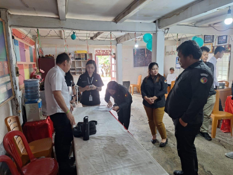 Anggota Bawaslu Minahasa, Arthur I. Karinda melaksanakan pengawasan Coklit Terbatas di Kelurahan Rinegetan, Kecamatan Tondano Barat (25/6/25)