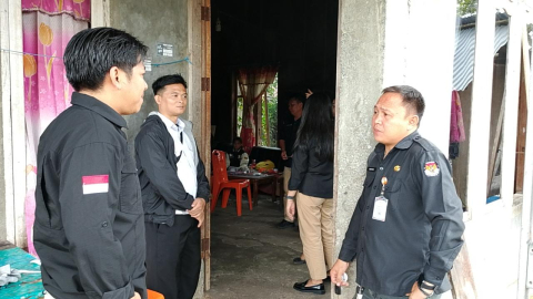 Kepala Sekretariat Bawaslu Minahasa, Nick E. Kusen melaksanakan pengawasan Coklit Terbatas di Kelurahan Papakelan, Kecamatan Tondano Timur (25/6/25)