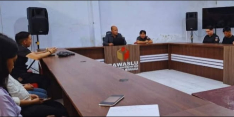 Ketua Bawaslu Minahasa, Lord Arthur Ch. E. Malonda memberikan penyampaian dalam Rapat Rutin sekaligus Orientasi Pejabat Baru Bawaslu Minahasa (16/6/25)