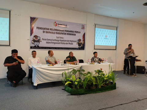 Kapolres Minahasa, AKBP Steven J. Simbar, S.I.K menyampaikan materi dalam kegiatan Penguatan Kapasitas Bawaslu Kabupaten Minahasa (23/9/2025)
