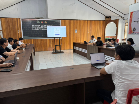 Kepala Sekretariat Bawaslu Kabupaten Minahasa, Nick E. Kusen memberikan sosialisasi penggunaan aplikasi SIMENATA kepada jajaran Sekretariat Bawaslu Kabupaten Minahasa Rabu (26/11/2025)