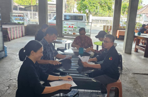 Anggota Bawaslu Kabupaten Minahasa, Donny R. Lumingas melaksanakan pengawasan Verifikasi Faktual Data Partai Politik oleh KPU Minahasa, Kamis (5/12/2025)