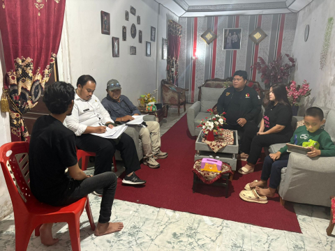 Anggota Bawaslu Kabupaten Minahasa, Arthur I. Karinda melaksanakan pengawasan Verifikasi Faktual Data Partai Politik oleh KPU Minahasa, Kamis (5/12/2025)