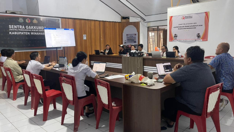 Ketua Bawaslu Minahasa, Lord Arthur Ch. E. Malonda Bersama Anggota Bawaslu Minahasa, Arthur I. Karinda Memimpin Rapat Internal membahas Kajian Hukum untuk direkomendasikan dalam Revisi UU Pemilu/Pemilihan, Selasa (2/12/2025)