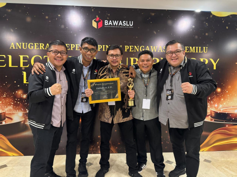 Foto Bersama Ketua Bawaslu Provinsi Sulawesi Utara, Ardiles Mewoh, dan Anggota Bawaslu Provinsi Sulawesi Utara, Zulkifli Densi, Donny Rumagit, Steffen Linu dan Erwin Sumampouw dalam acara Electoral Supervisory Leadership Award (ESLA) 2025, Selasa (9/12/2025)