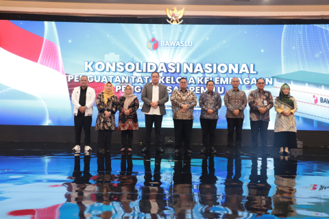 Foto bersama Pimpinan Bawaslu RI dalam Pembukaan Konsolidasi Nasional Penguatan Tata Kelola Kelembagaan Pengawas Pemilu, Jumat (5/12/2025)