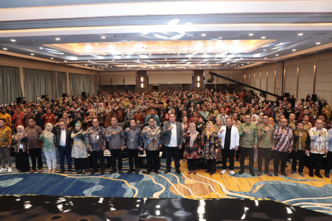 Foto bersama Pimpinan Bawaslu RI dalam Pembukaan Konsolidasi Nasional Penguatan Tata Kelola Kelembagaan Pengawas Pemilu, Jumat (5/12/2025)