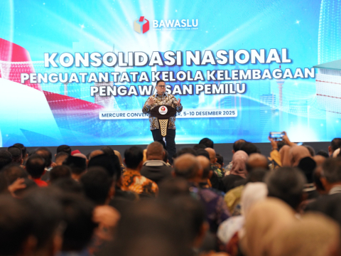 Ketua Bawaslu RI, Rahmat Bagja memberikan sambutan sekaligus membuka kegiatan Konsolidasi Nasional Penguatan Tata Kelola Kelembagaan Pengawas Pemilu, Jumat (5/12/2025)