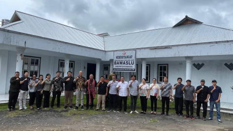 Foto bersama Bawaslu Kabupaten Minahasa dengan Anggota Bawaslu RI, Totok Hariyono dalam kunjungan supervisi Bawaslu RI di Bawaslu Kabupaten Minahasa