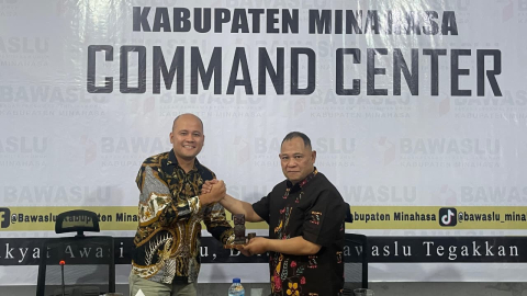 Penyerahan Cendramata oleh Ketua Bawaslu Kabupaten Minahasa, Lord Arthur Ch. E. Malonda kepada Anggota Bawaslu RI, Totok Hariyono dalam kunjungan supervisi Bawaslu RI di Bawaslu Kabupaten Minahasa
