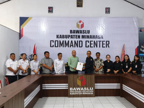 Penerimaan Berita Acara Hasil Verifikasi Data Partai Politik Semester II Tahun 2025 oleh Ketua Bawaslu Minahasa, Lord A. Ch. E. Malonda bersama Anggota Arthur I. Karinda dan Donny R. Lumingas yang diserahkan langsung oleh KPU Minahasa di Kantor Bawaslu Minahasa, Rabu (21/1/2026)