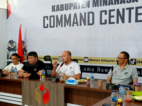 Ketua Bawaslu Minahasa, Lord Arthur Ch. E. Malonda memberikan sambutan dalam kegiatan Pekan Pekan Konsolidasi Kelembagaan Bawaslu Kabupaten Minahasa, Jumat (30/1/2025)