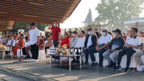 Suasana pembukaan Jalan Sehat dalam rangka Hari Jadi Minahasa ke-598 Tahun 2026 yang diikuti Bawaslu Kabupaten Minahasa bersama SKPD dan lembaga vertikal di Lapangan Dr. Sam Ratulangi, Tondano, Kamis (15/10/2026)