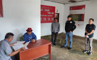 Ketua Bawaslu Minahasa, Lord A. Ch. E. Malonda melaksanakan pengawasan Coklit Terbatas di Desa Touliang, Kecamatan Kakas Barat