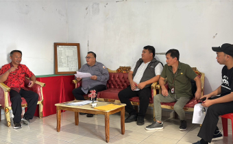Koordinator SDMO-Diklat Bawaslu Sulut, Erwin F. Sumampouw didampingi Koordinator HPPH Bawaslu Minahasa, Arthur I. Karinda melaksanakan pengecekan terhadap sampling Coklit Terbatas oleh KPU Minahasa