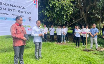 Penanaman Pohon Integritas oleh Bawaslu RI berkerjasama dengan Unima