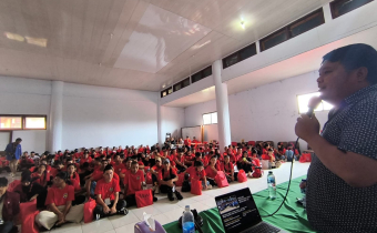 Anggota Bawaslu Kabupaten Minahasa menyampaikan pemaparan materi dalam Kegiatan PK2MB di Fakultas FISH Unima