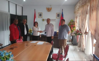 Ketua Bawaslu Kabupaten Minahasa, Lord A. Ch. E. Malonda bersama Anggota Bawaslu Kabupaten Minahasa Arthur I. Karinda melaksanakan penandatanganan Naskah Kerja Sama bersama Kaprodi Hukum FISH Unima (8/5/2025)