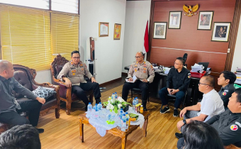 Ketua Bawaslu Minahasa bersama Anggota Bawaslu Minahasa Arthur I. Karinda dan Donny R. Lumingas berkoordinasi dengan Kapolres Minahasa AKBP Steven J.R. Simbar, SIK terkait pengawasan PDPB (30/6/25)
