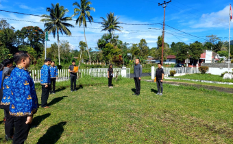 Ketua Bawaslu Minahasa, Lord A. Ch. E. Malonda memimpin pelaksanaan apel dalam rangka memperingati Hari Kebangkitan Nasional ke - 117 (20/5/25)