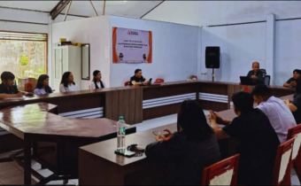 Ketua Bawaslu Minahasa, Lord Arthur Ch. E. Malonda memberikan penyampaian dalam Rapat Rutin sekaligus Orientasi Pejabat Baru Bawaslu Minahasa (16/6/25)