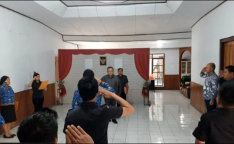 Anggota Bawaslu Provinsi Sulawesi Utara, Erwin F. Sumampouw memimpin upacara peringatan Hari Lahir Pancasila Bawaslu Minahasa (2/6/25)