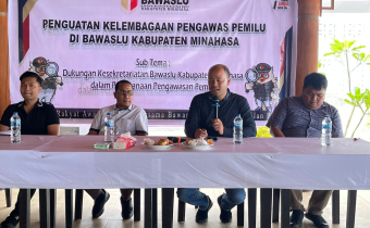 Ketua Bawaslu Minahasa, Lord A. Ch. E. Malonda bersama Anggota Bawaslu Minahasa, Arthur I. Karinda memberikan sambutan dalam kegiatan Penguatan Kelembagaan Bawaslu Kabupaten Minahasa (25/9/2025) 