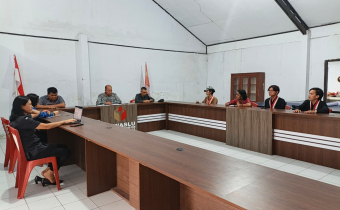 Ketua Bawaslu Minahasa, Lord Arthur Ch. E. Malonda bersama Anggota Bawaslu Minahasa Arthur I. Karinda dan Donny R. Lumingas bersama Kasubbag P3SH dan P2H menerima audiensi dari GMNI Minahasa di Kantor Bawaslu Minahasa Senin (17/11/2025)