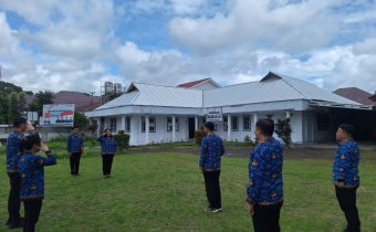 Jajaran ASN Bawaslu Kabupaten Minahasa melaksanakan Apel Kopri di Lapangan Upacara Kantor Bawaslu Kabupaten Minahasa, Senin (17/11/2025)