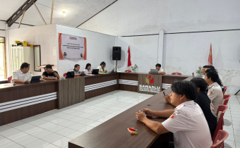 Kepala Sekretariat Bawaslu Kabupaten Minahasa, Nick E. Kusen memberikan sosialisasi penggunaan aplikasi SIMENATA kepada jajaran Sekretariat Bawaslu Kabupaten Minahasa Rabu (26/11/2025)