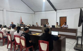 Ketua Bawaslu Minahasa, Lord Arthur Ch. E. Malonda Bersama Anggota Bawaslu Minahasa, Arthur I. Karinda Memimpin Rapat Internal membahas Kajian Hukum untuk direkomendasikan dalam Revisi UU Pemilu/Pemilihan, Selasa (2/12/2025)