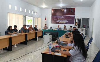 Ketua Bawaslu Minahasa, Lord Arthur Ch. E. Malonda bersama Anggota Bawaslu Minahasa Arthur I. Karinda dan Donny R. Lumingas melaksanakan pengawasan langsung Rapat Pleno Rekapitulasi Daftar Pemilih Berkelanjutan Triwulan IV Tahun 2025 oleh KPU Minahasa, Senin (8/12/2025)