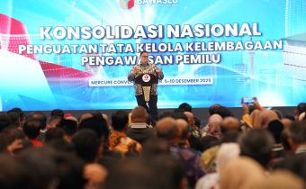 Ketua Bawaslu RI, Rahmat Bagja memberikan sambutan sekaligus membuka kegiatan Konsolidasi Nasional Penguatan Tata Kelola Kelembagaan Pengawas Pemilu, Jumat (5/12/2025)