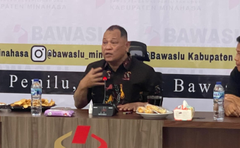 Anggota Bawaslu RI, Totok Hariyono memberikan penyampaian pada kunjungan supervisi di Bawaslu Kabupaten Minahasa, Kamis (18/12/2025)