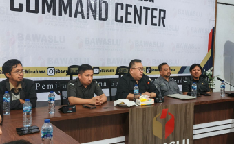 Anggota Bawaslu Sulawesi Utara, Erwin F. Sumampouw bersama Kepala Sekretariat Bawaslu Sulawesi Utara, Aldrin A. Christian didampingi Kepala Sekretariat Bawaslu Minahasa Nick E. Kusen membuka kegiatan Rapat Koordinasi yang dilaksanakan di Ruang Rapat Bawaslu Minahasa, Selasa (30/12/2026)