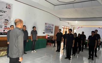 Ketua Bawaslu Kabupaten Minahasa, Lord Arthur Ch. E. Malonda memimpin apel perdana awal tahun 2026 di kantor Bawaslu Kabupaten Minahasa, Senin (5/1/2026)