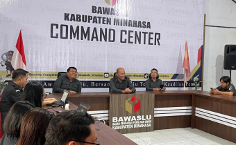 Ketua Bawaslu Minahasa, Lord A. Ch. E. Malonda bersama Anggota Bawaslu Minahasa, Arthur I. Karinda dan Donny R. Lumingas memimpin Rapat Kerja Awal Tahun Bawaslu Kabupaten Minahasa (5/1/2026) 