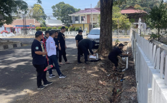 Seluruh jajaran Bawaslu Kabupaten Minahasa bergotong royong membersihkan lingkungan kantor dalam kegiatan Jujur, Menanam, Pelihara dan Amankan, Bersih Lingkungan dan Alam Nyata (Jumpa Berlian), Rabu (23/9/2026).