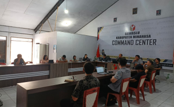 Bawaslu Kabupaten Minahasa menggelar Diskusi "Carlota Demokrasi" bertema Ketidakhadiran Terlapor terhadap Pemanggilan Bawaslu dalam Penanganan Dugaan Tindak Pidana Pemilu, di Command Center Bawaslu Kabupaten Minahasa, Kamis (24/9/2026).