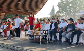Suasana pembukaan Jalan Sehat dalam rangka Hari Jadi Minahasa ke-598 Tahun 2026 yang diikuti Bawaslu Kabupaten Minahasa bersama SKPD dan lembaga vertikal di Lapangan Dr. Sam Ratulangi, Tondano, Kamis (15/10/2026)