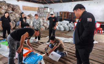 Bawaslu Kabupaten Minahasa mengawasi pembukaan kotak dokumen D-Hasil Kecamatan Pemilu Tahun 2024 yang dilaksanakan KPU Kabupaten Minahasa di Gudang Logistik KPU Kabupaten Minahasa, Jumat (23/10/2026).